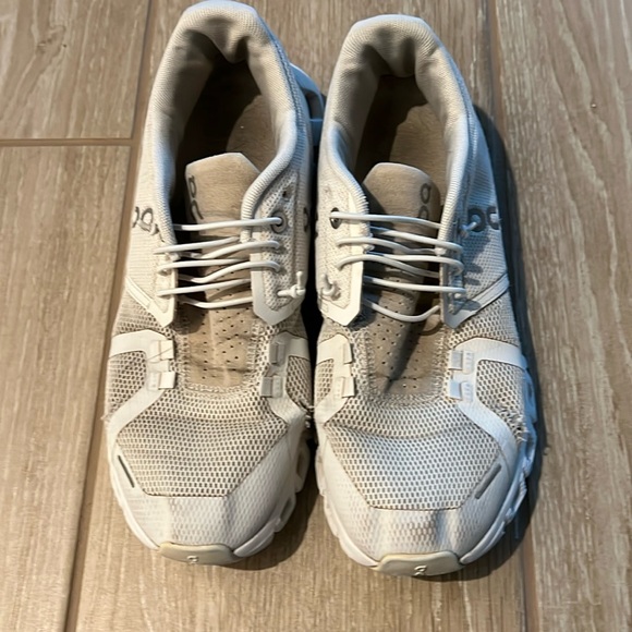 On CLOUD | Well-loved On Cloud Gym Shoes | Box Included | White | Size 7.5 - Picture 1 of 7